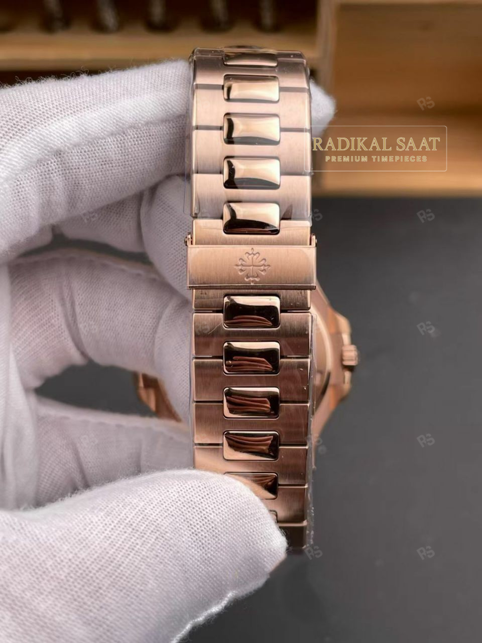 Patek-Philippe-Nautilus-57111R-001-DDF-Fabrika-etasaat-eta-saat-super-clone-1-1-en-iyi-super-clone-radikalsaat (4)